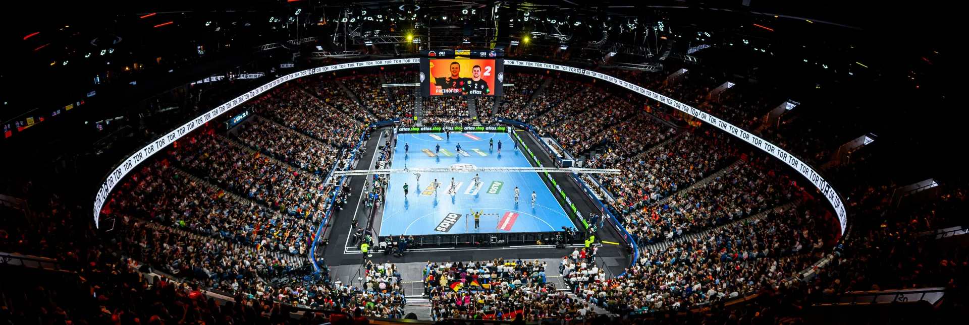 Überblick vom Oberrang über den gefüllten SAP Garden bei einem Handballspiel.