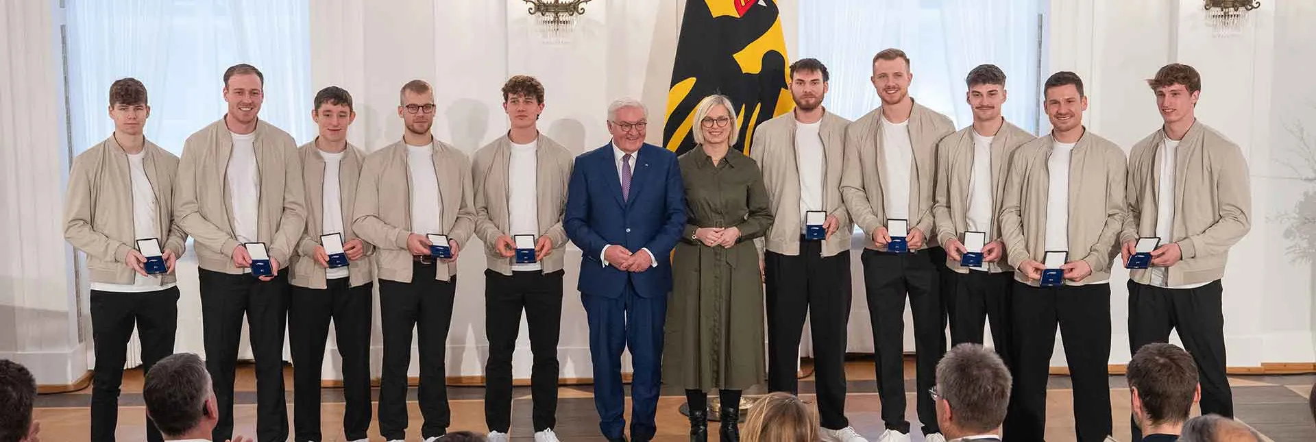 Der Bundespräsident im Gruppenbild mit den Beachhandball-Männern.