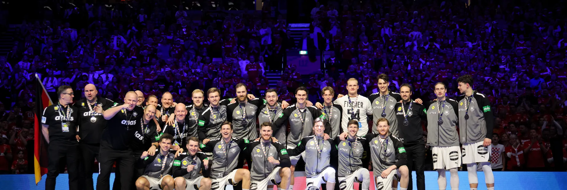 Die Männner-Nationalmannschaft mit der Silbermedaille. - Foto: kolektiff images