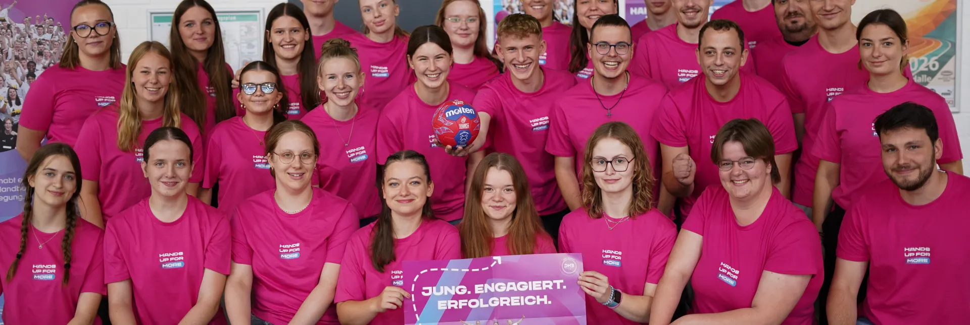 Junge Engagierte mit WM Ball