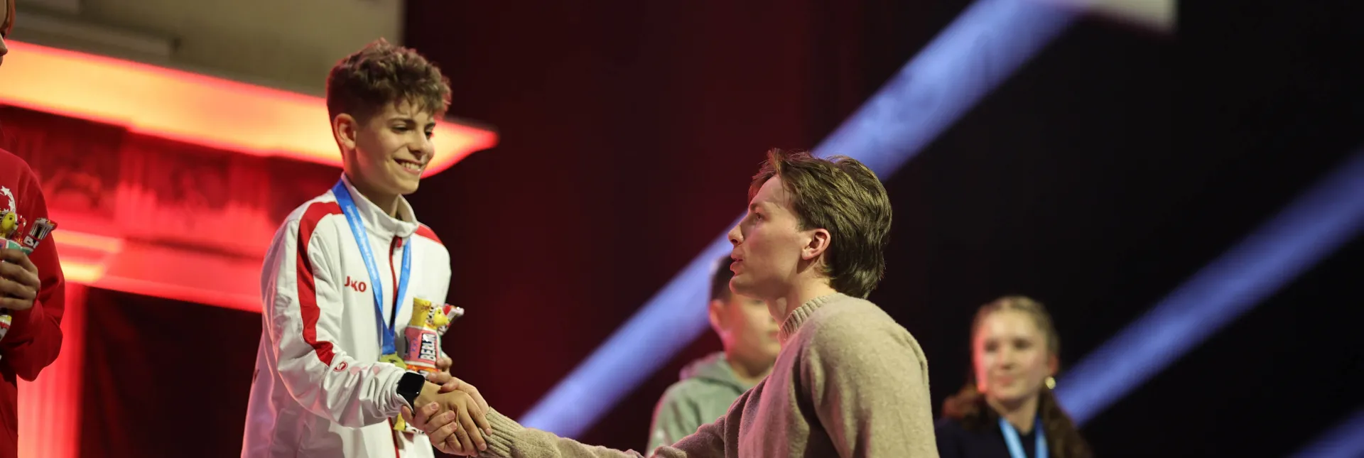 Nils Lichtlein gratuliert einem Schüler bei JTFO. - Foto: Deutsche Schulsportstiftung / sampics