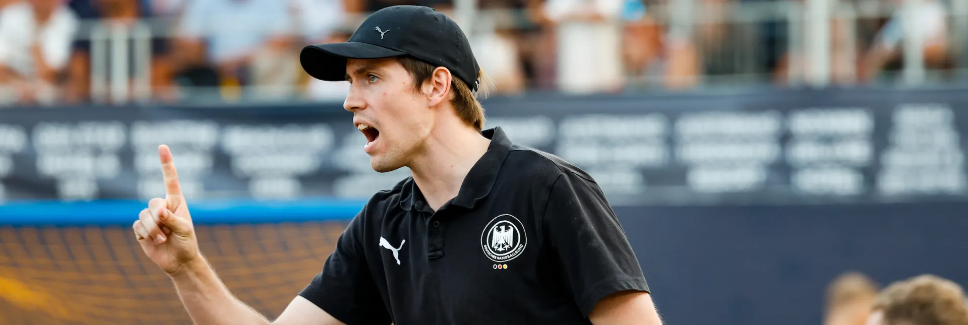 Marten Franke schreit etwas aufs Feld.