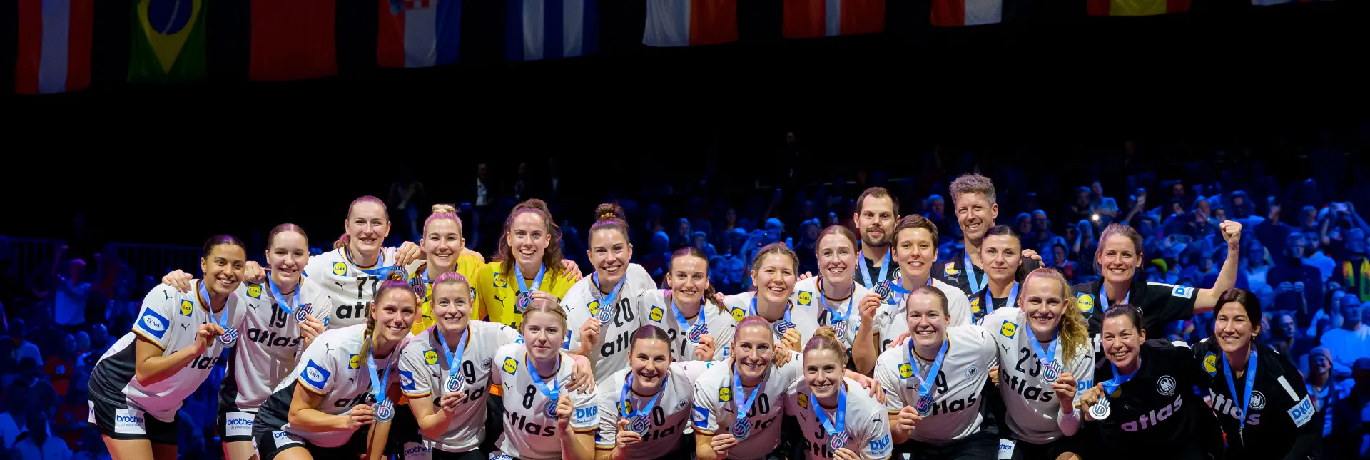 Die Frauen-Nationalmannschaft bei der Siegerehrung. - Foto: Marco Wolf