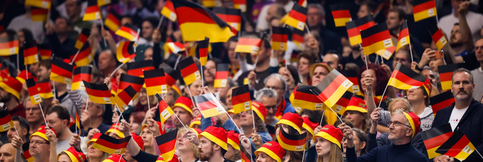 Jubelnde Fans mit Deutschlandfahnen