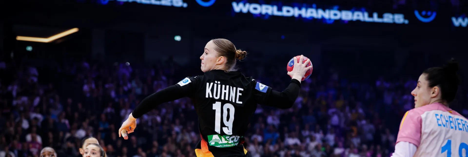 Eine Handballspielerin beim Sprungwurf auf das Tor. 