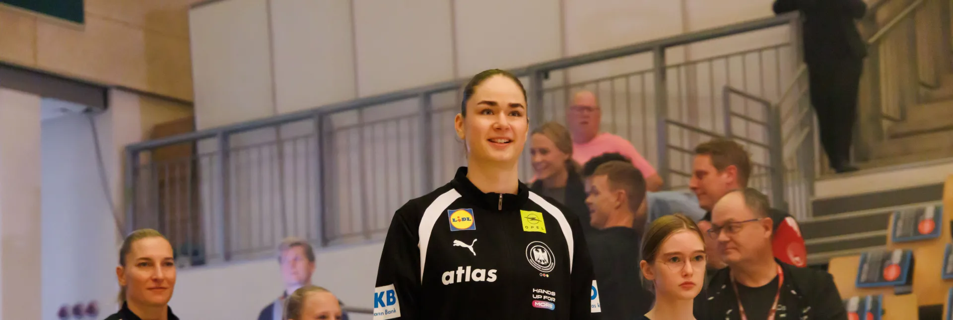 Eine Handballspielerin beim Einlaufen 