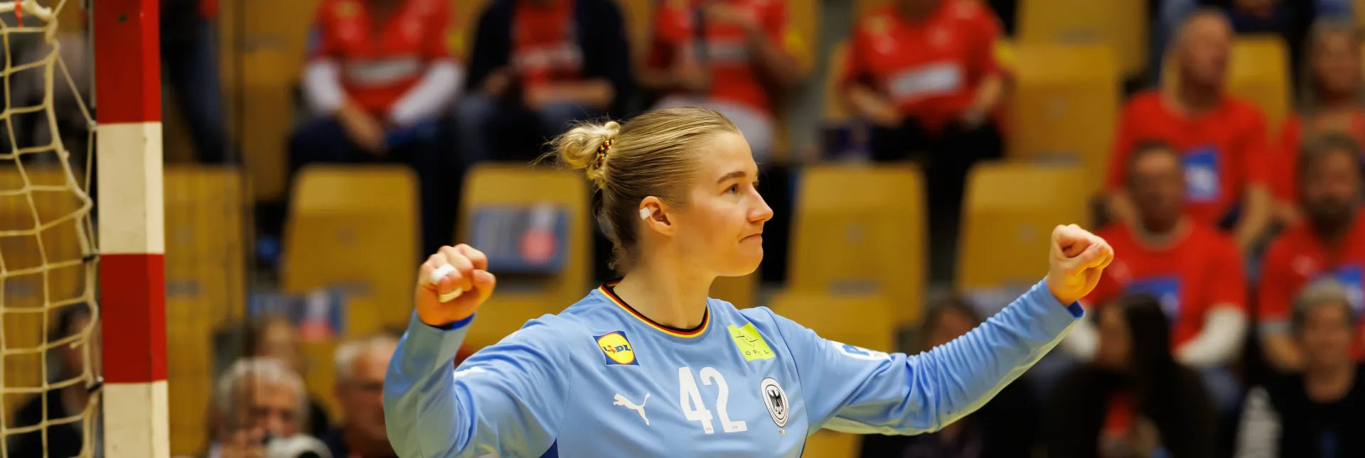Eine Torhüterin im Handballtor