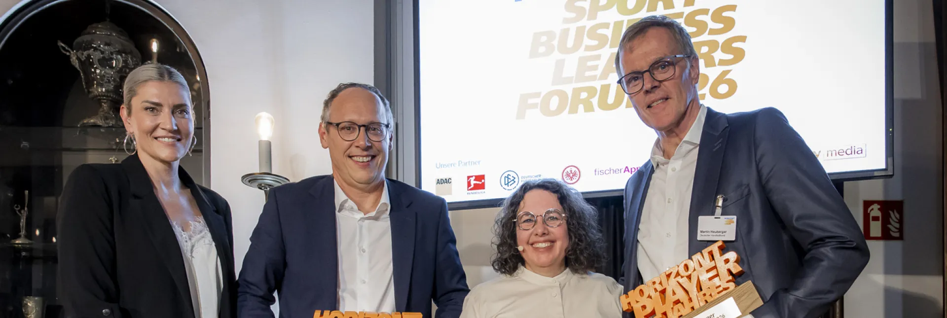 Mark Schober (Zweiter von links) und Martin Heuberger (rechts) erhielten auf dem HORIZONT Sportbusiness Award 2026 die Auszeichnung "Player des Jahres"