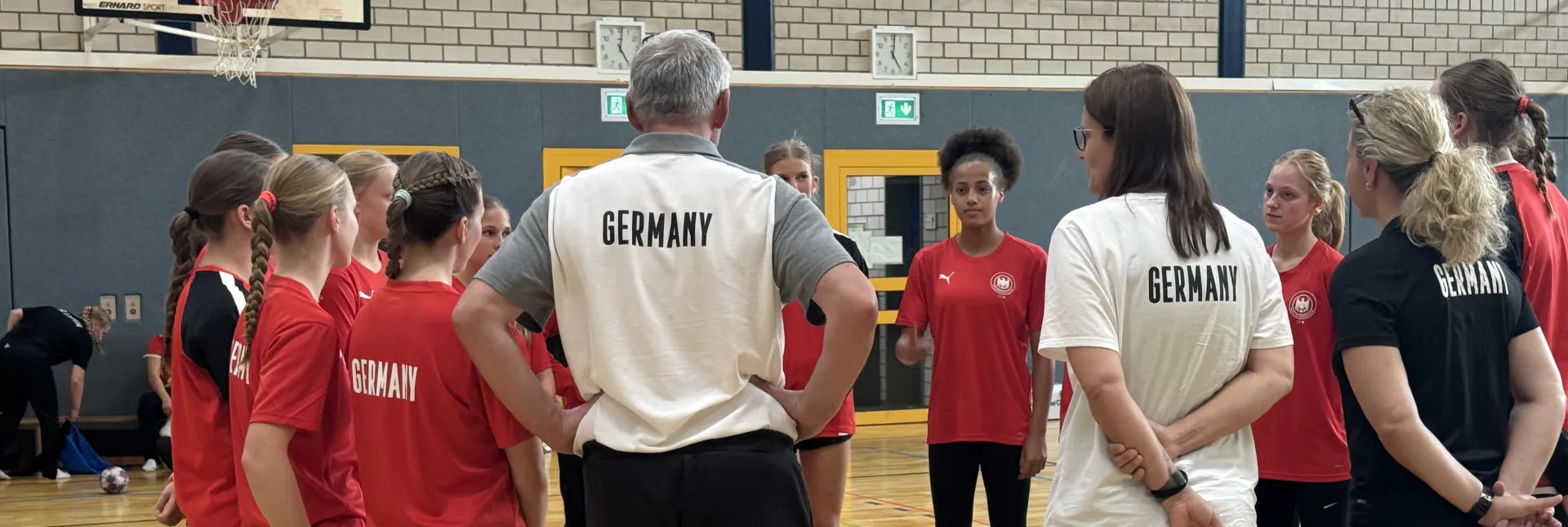Spielerinnen und Staff beim Training. | Foto: Alexa-Maria Dörfel