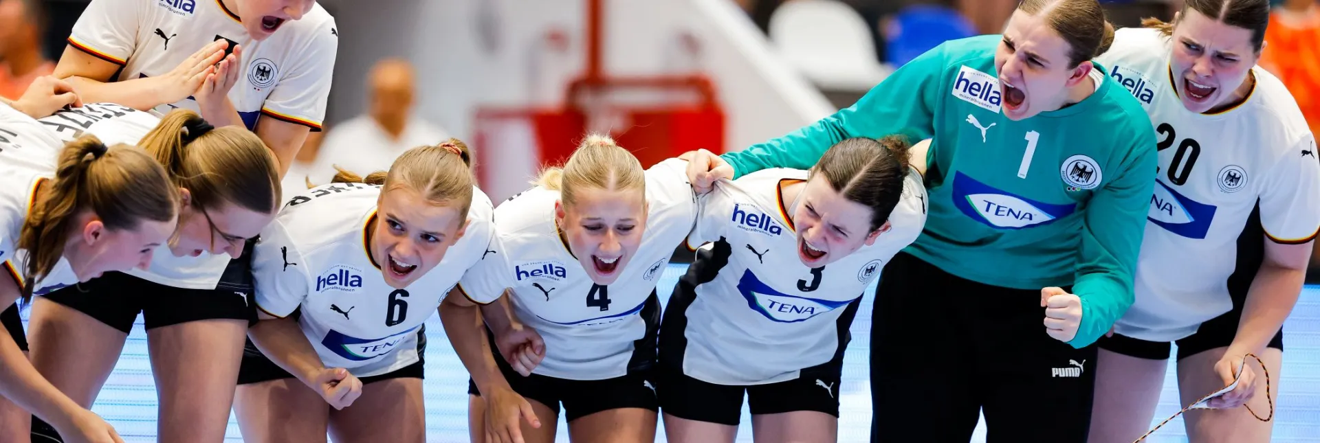 Die weibliche U19 Nationalmannschaft schwört sich ein.