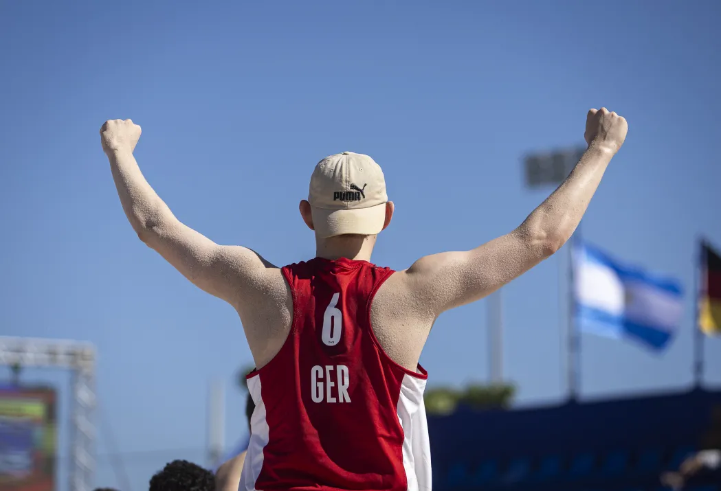 Beach-Handballer jubelt