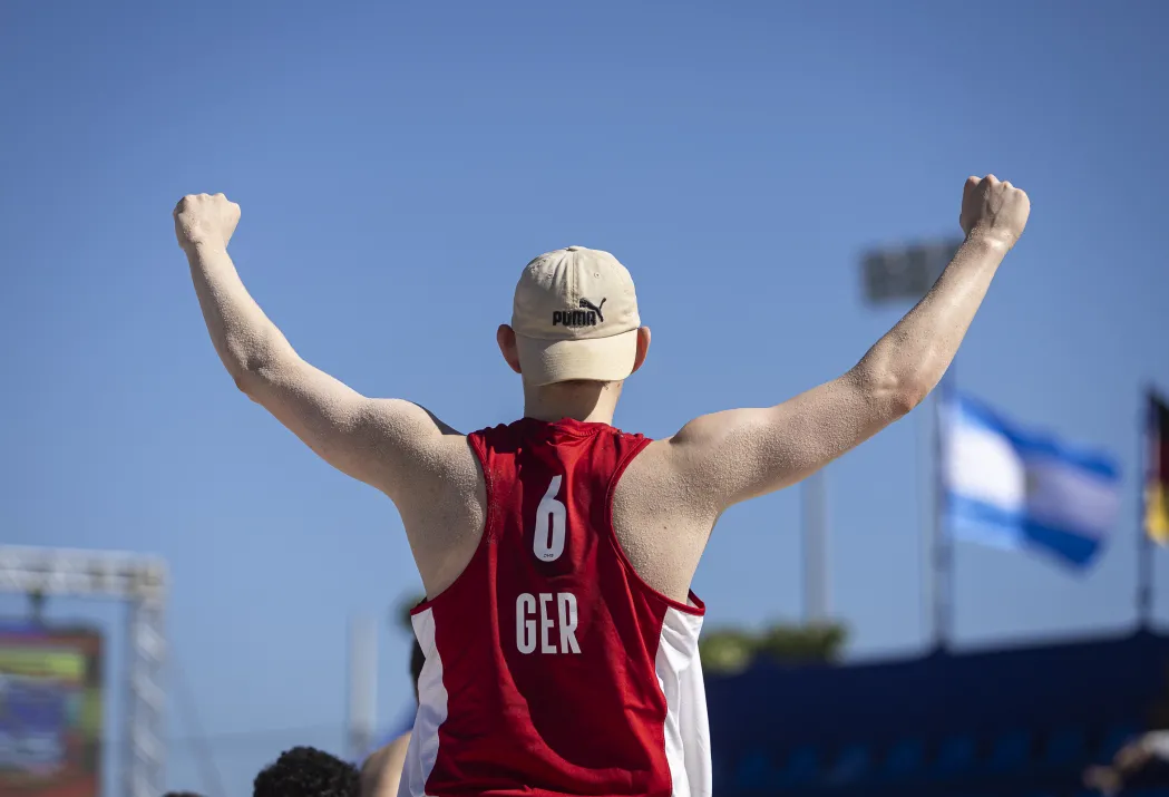 Beach-Handballer jubelt