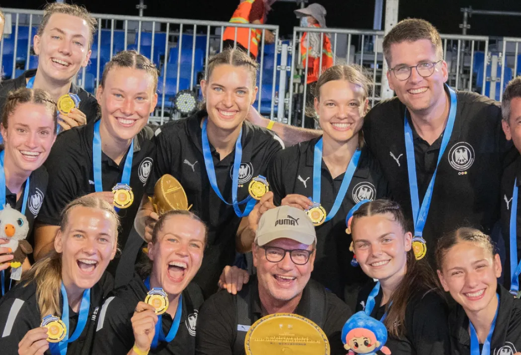 Beach-Handballerinnen jubeln