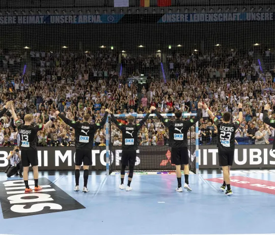 Freude nach der Partie in Stuttgart. - Foto: Kenny Beele