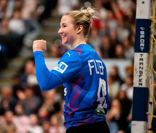 Katharina Filter jubelt nach einer Parade im Handballtor