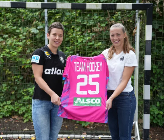 Alina Grijseels übergibt Sophia Schwabe ein Sondertrikot der Frauen-Nationalmannschaft. - Foto: DHB