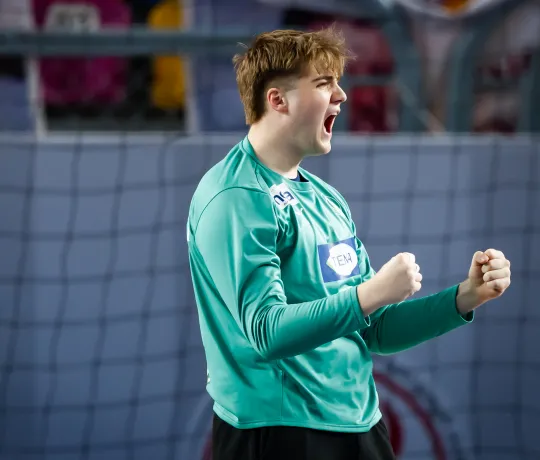 Finn Knaack bejubelt den Finaleinzug. - Foto: kolektiff images/IHF