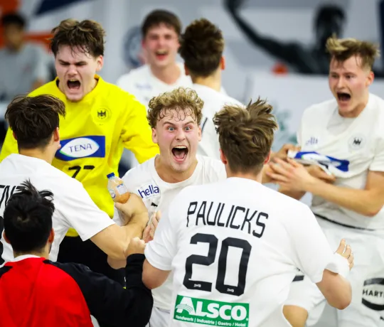 Kollektiver Jubel nach dem Schlusspfiff. - Foto: kolektiff images