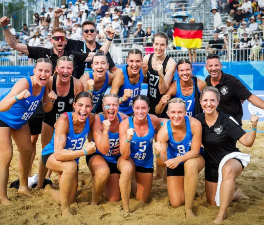Jubel bei den deutschen Beachhandballerinnen. - Foto: kolektiff images