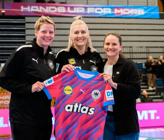 Clara Woltering, Anja Althaus und Anna Bitter mit dem Hands up for more-Sondertrikot