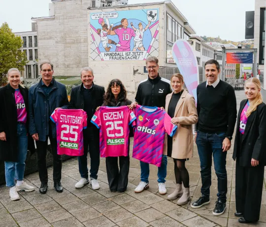 Einweihung des Kunstwerks in Stuttgart zur Bewerbung der Frauen-WM 2025