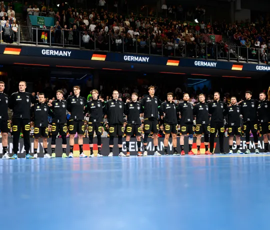 Männernationalmannschaft bei der Hymne