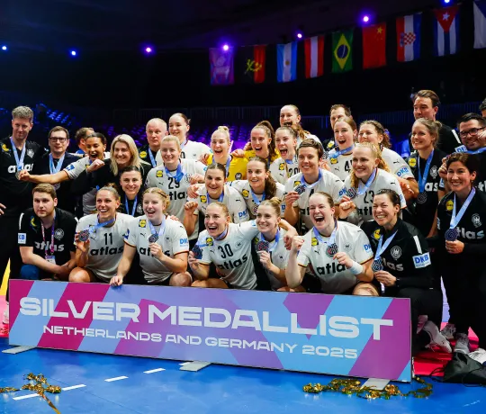 Die DHB-Frauen freuen sich über eine erfolgreiche WM