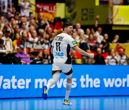 Lukas Zerbe jubelt bei der EHF EURO. - Foto: kolektiff images