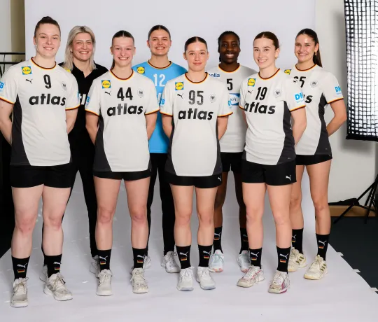 Anja Althaus mit einem Großteil des weiblichen Elitekaders. - Foto: Marco Wolf