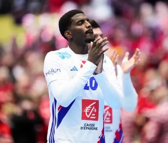 Handballspieler Dika Mem klatscht