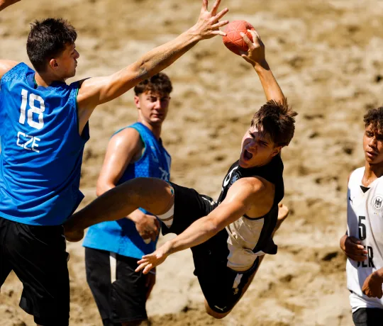 Ein Spieler wirft gegen Tschechien aufs Tor.