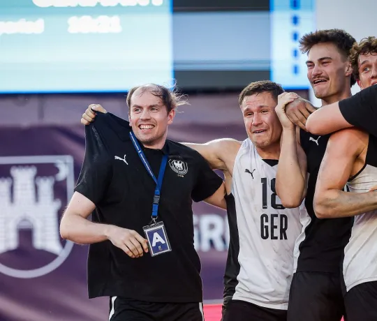 Der Gold-Moment: Bundestrainer Marten Franke (links) mit seinem Team unmittelbar nach Ende des WM-Finals. - Foto: kolektiff/DHB