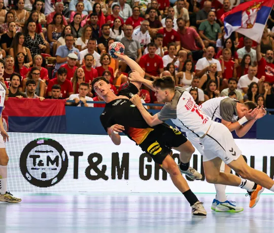 Ein heißer Kampf gegen den EM-Gastgeber. - Foto: Nikola Cimburovic