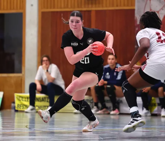 Adele Kasper führt die deutsche U18-Nationalmannschaft in Rumänien als Kapitänin auf die Platte. - Foto: René Weiss