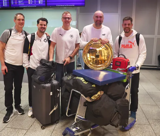 Der Staff mit der Schale in Frankfurt. - Foto: René Weiss