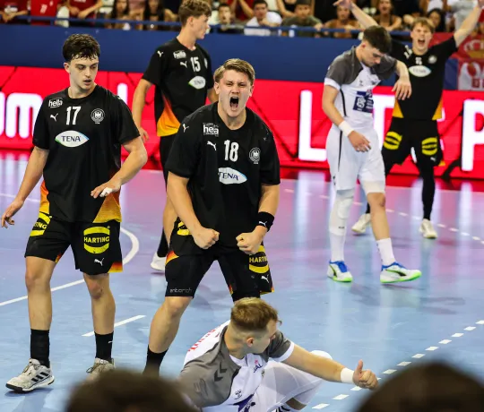 Malte Elze (rechts) lässt seine Emotionen raus. - Foto: Nikola Cimburovic