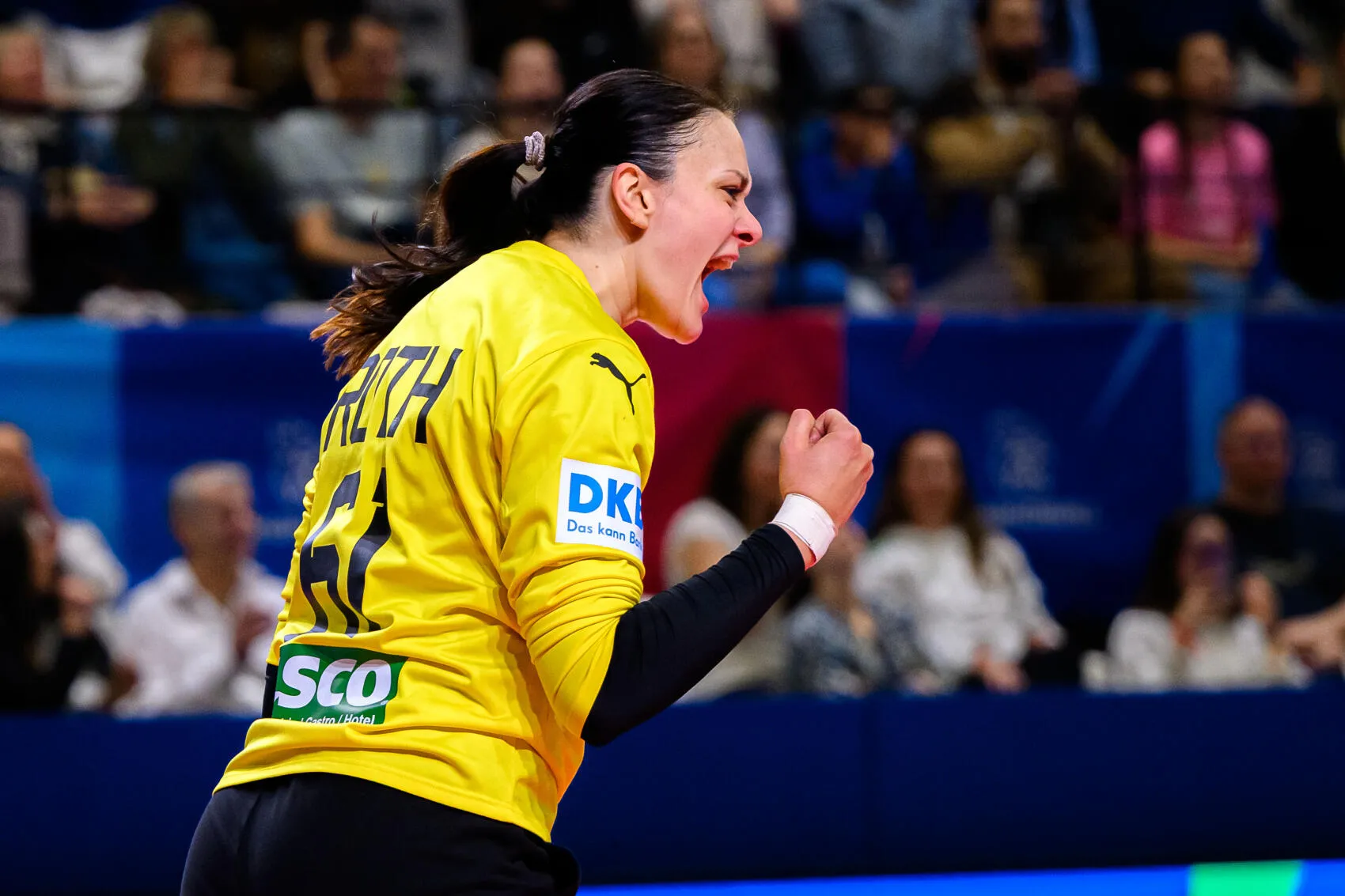 Nicole Roth bejubelt eine Parade