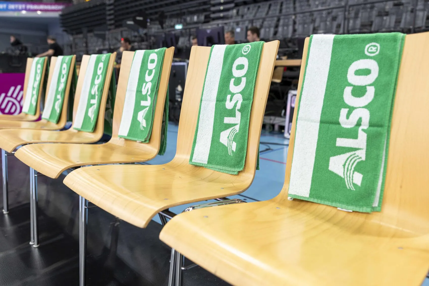 Handtücher über Stühlen