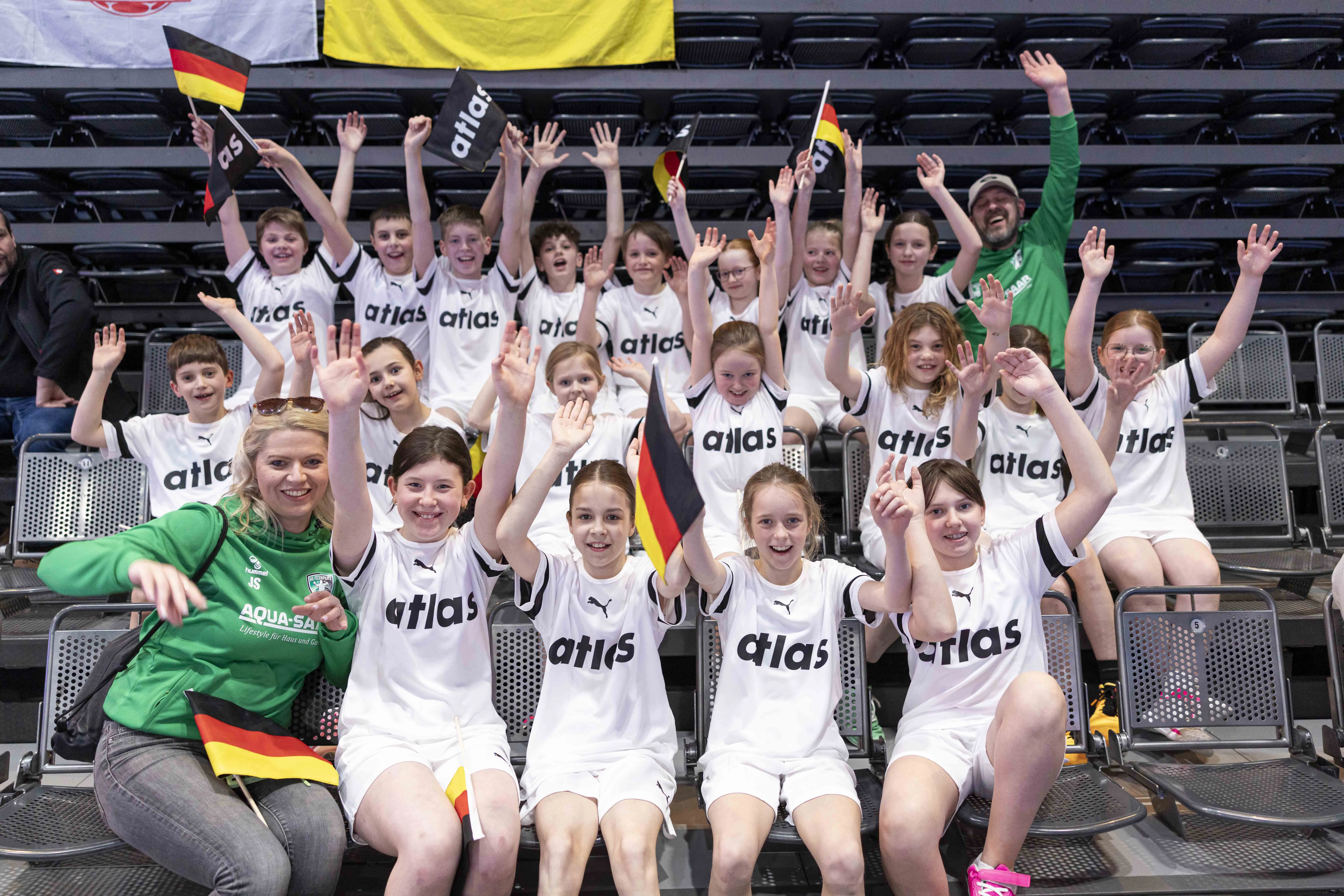 Jubelnde Einlaufkinder auf der Tribüne