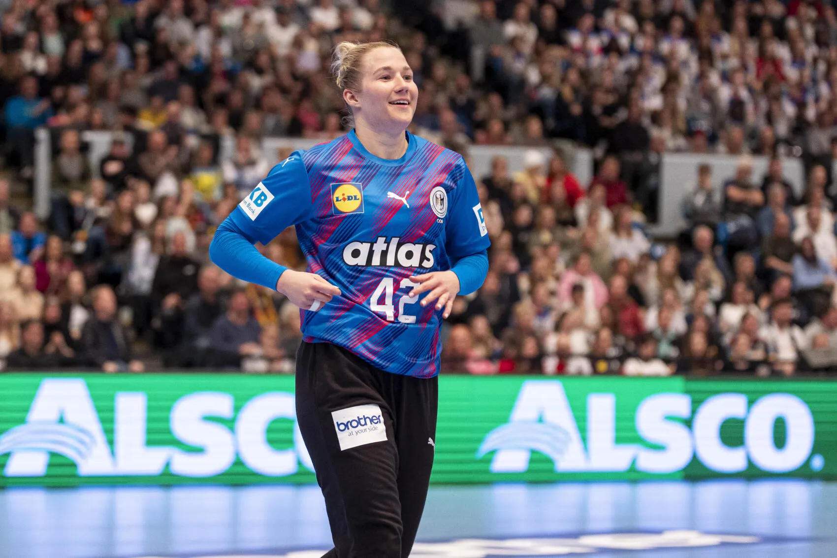 Katharina Filter läuft zur Bank