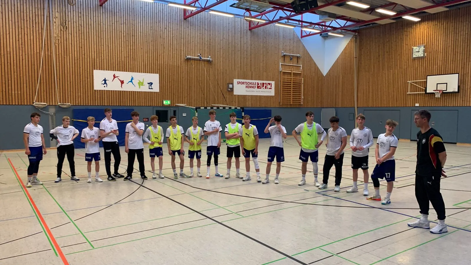 Demoteam mit Frauen-Bundestrainer Markus Gaugisch. - Foto: Dr. Cornelius Väth