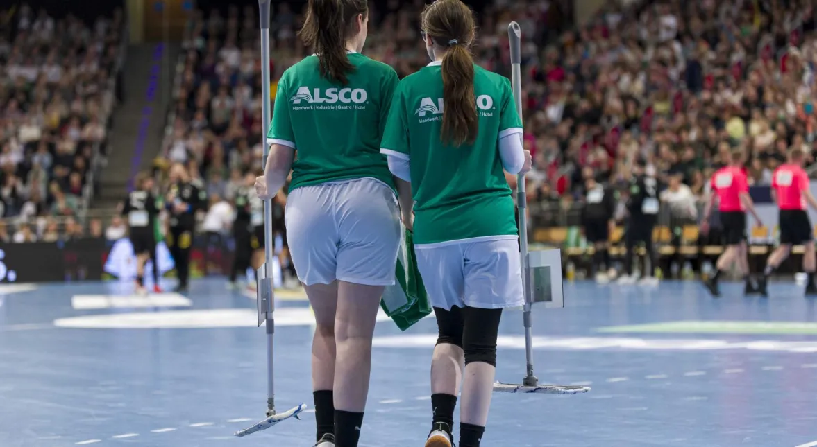 Zwei Wischer laufen aufs Feld