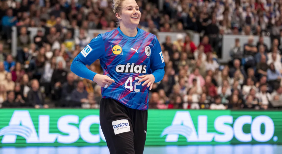 Katharina Filter läuft zur Bank