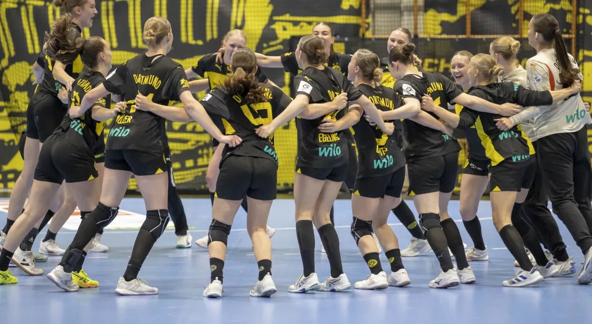 BVB Damen jubeln