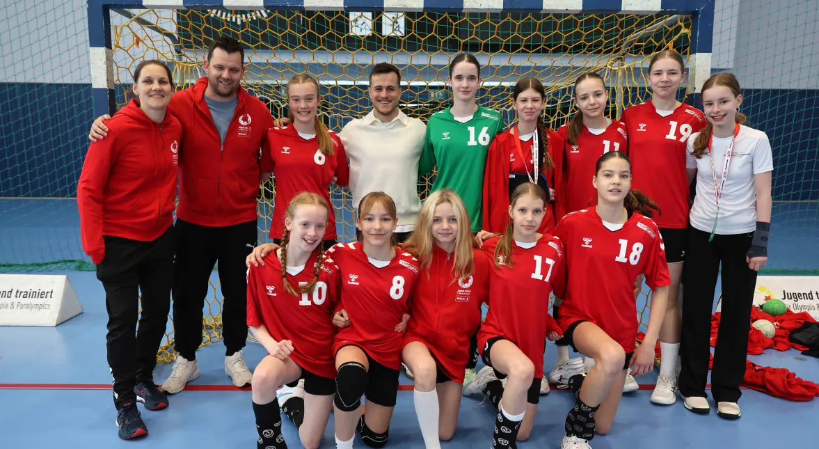 Tim Freihöfer mit einer Schule aus Berlin. - Foto Deutsche Schulsportstiftung/sampics