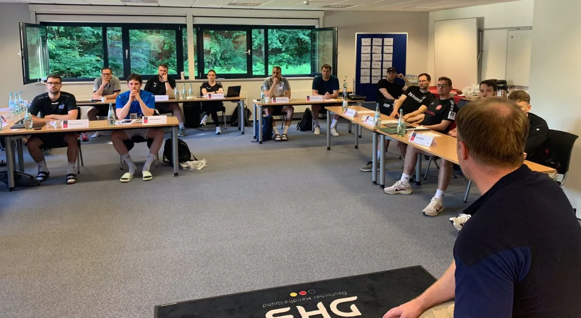 Theorie im Schulungsraum. - Foto: Dr. Cornelius Väth