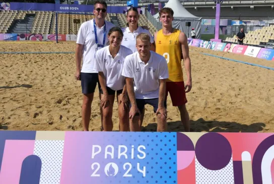 Die fünf nominierten Beachhandballer*innen beim IHF Beach Handball Showcase in Paris.