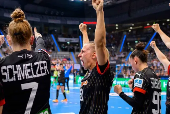 DHB Spielerinnen bejubeln Tor