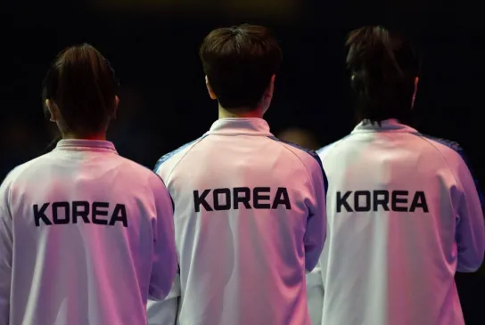 Drei Koreanerinnen bei ihrer Hymne.