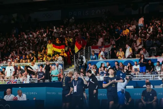 Volle Hallen in der Handballhalle bei Olympia. 